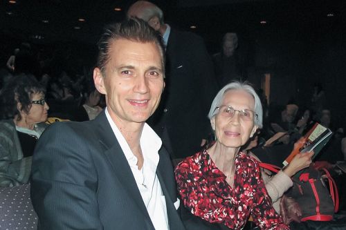 '圖5：好萊塢資深音樂家詹姆斯﹒內維德（James Intveld）攜八十歲的母親觀看神韻在洛杉磯地區千橡市弗雷德﹒卡維禮劇院（Fred Kavli Theatre）的演出'