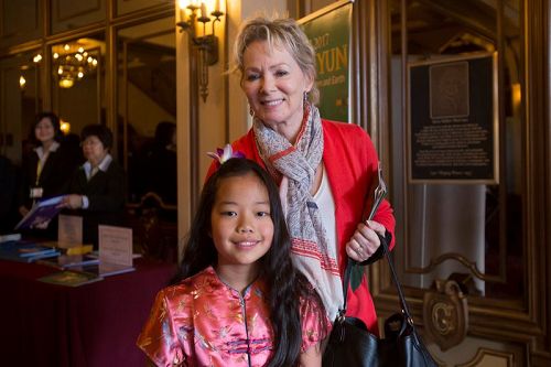 '圖6：三度艾美獎得主吉恩﹒斯馬特（Jean Smart）帶著八歲半的中國女兒波妮（Bonnie）四度觀賞神韻'