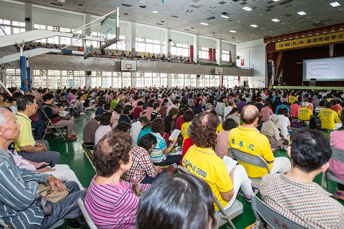 圖1：台灣南區法輪功學員一千多人在屏東萬丹國中活動中心學法交流