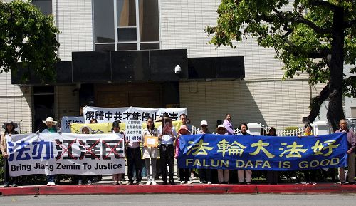 '圖1：洛杉磯中領館前數名法輪功學員呼籲中共釋放葉錦越'