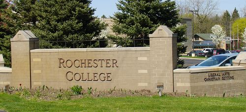 '圖：美國密西根州大底特律地區的羅切斯特大學（Rochester College），當地法輪功學員已經連續十一年在這裏介紹法輪功。'