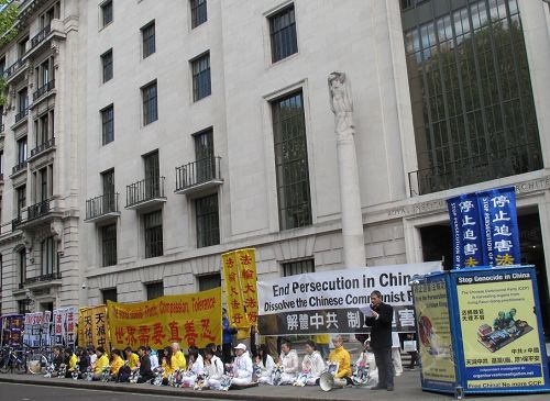 '圖1：二零一七年四月二十二日，英國法輪功學員在倫敦中使館前集會紀念 「四﹒二五」，呼籲停止迫害'