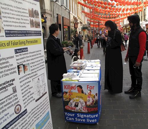 '圖8：二零一七年四月二十二日，英國法輪功學員繼續在唐人街展示法輪功真相、徵簽反迫害'