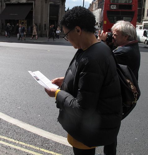 '圖15：二零一七年四月二十二日，喜歡打坐的英國女士卡羅爾在倫敦攝政大街巧遇法輪功，感受到法輪功隊伍發出的平和能量'