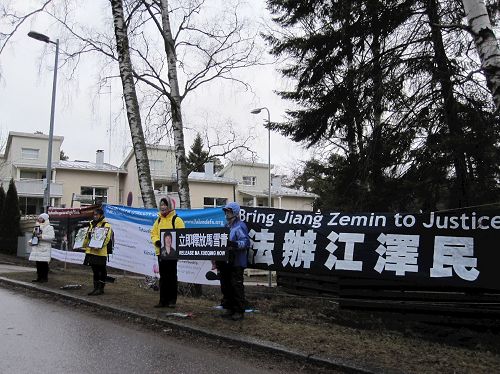 '圖3：芬蘭法輪功學員馬雪紅來到芬蘭中領館前，呼籲立即無罪釋放她的姐姐馬雪青'