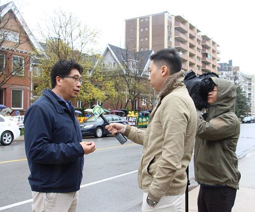 '圖7：華語新時代電視採訪多倫多法輪功發言人Kevin。'