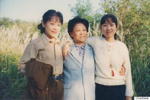 '圖2：從左至右：荊天、她的母親Chen