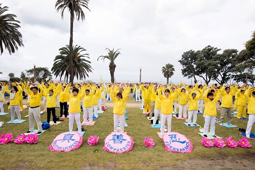 '圖2～5：大洛杉磯地區的法輪功學員以集體煉功拉開了當天慶祝「世界法輪大法日」活動的序幕。'