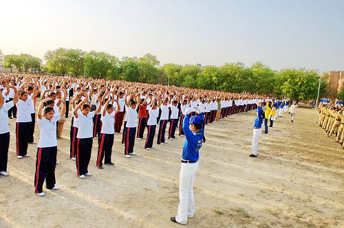 印度首都德裏「警察訓練大學」上千學生一起學煉法輪功。