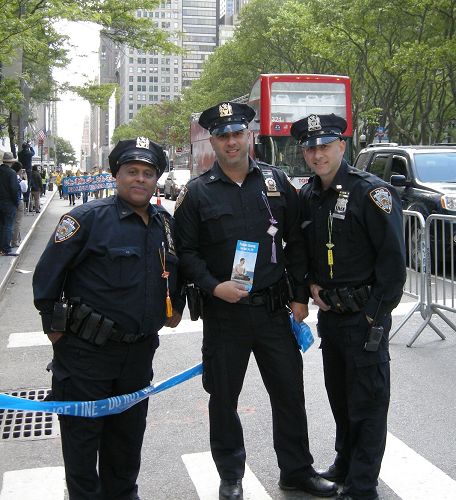 '圖7：三位警察胸前都佩戴著法輪功學員送的小蓮花，警察Anthony（左）說每個人都應得到法輪大法。'