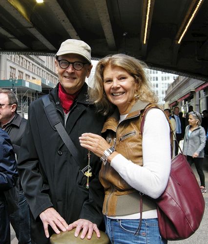 '圖8：現居紐約的作家Erla（右）帶著她來自挪威的朋友Teder一起觀看了遊行，她表示這個世界需要有這種信念的人。'
