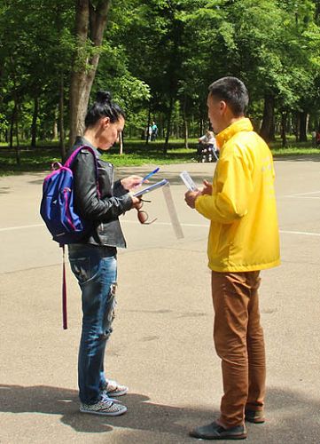 圖1-2: 學員們在克拉斯諾達爾（Krasnodar）最受當地人喜愛的城市公園之一里介紹法輪功