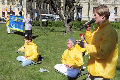 圖1-2：拉脫維亞（Latvia）法輪功學員在拉脫維亞大學和國家歌劇院之間的公園裏舉行的法輪大法活動