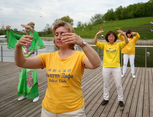 圖1-3：莫斯科法輪功學員在奧林匹克村公園舉行集體煉功