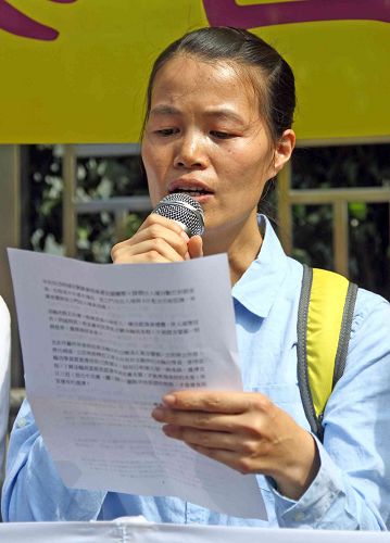 圖2：王斌在香港的妻子、法輪功學員梁金友呼籲各界正義人士及機構協助營救王斌。