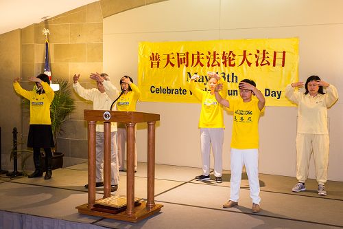 法輪功學員在密蘇裏州政府大樓內舉辦慶祝法輪大法（又稱法輪功）傳世25週年的慶祝活動。圖為演示功法。