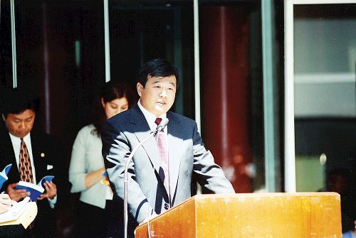 '圖5：一九九九年六月二十五日，李洪志師父在接受伊利諾伊州州長、州財政部長和芝加哥市長嘉獎的頒獎儀式上講話。（明慧網）'