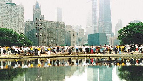 '圖6：一九九九年六月二十七日，來自世界各地法輪功學員芝加哥，參加法會，並來到Milton Lee Olive公園集體煉功（明慧網）'