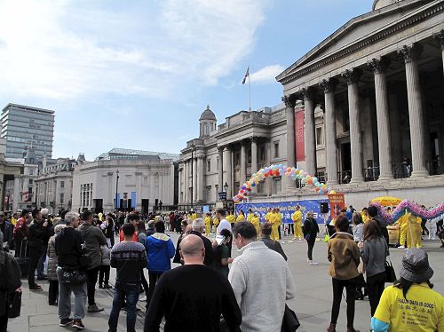 '圖2～4：二零一七年五月七日，英國法輪功學員在倫敦特拉法加廣場北面平台舉行「慶祝世界法輪大法日」活動'