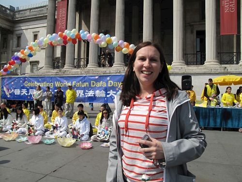 '圖10：二零一七年五月七日，在倫敦特拉法加廣場北面平台，英國女士艾瑪駐足聆聽「慶祝世界法輪大法日」新聞發布會'