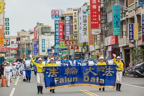 '圖2：台灣法輪大法天國樂團受邀參加了台南市政府舉辦一年一度的「管樂藝術季」開幕大遊行。'