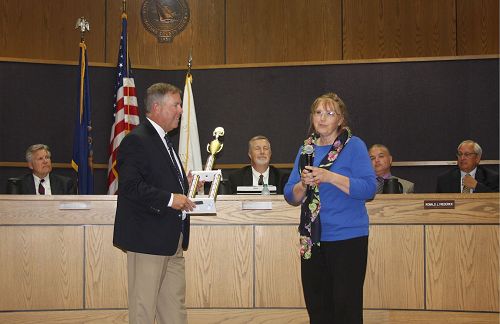 '圖1：六月十九日晚，美國密歇根州聖克萊爾海岸市市長Kip Walby先生向美國密歇根州法輪大法協會頒發「最佳特別獎」（Best Special Entry）。'