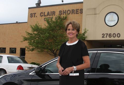 '圖3：美國密歇根州聖克萊爾海岸（St. Clair Shores）市第65屆陣亡將士紀念日活動主席Cheryl Furdos女士說，特別獎是由評審員們精挑細選出來的。必須是出類拔萃、超過所有其它的遊行方陣才能獲得此殊榮。'