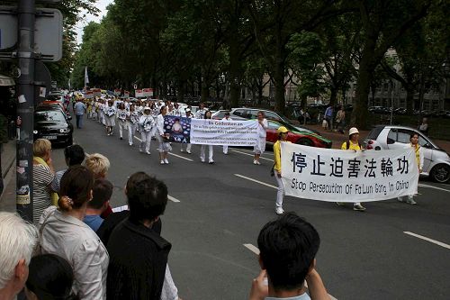 '圖7：悼念在中國被迫害致死的法輪功學員的白衣女士方陣'