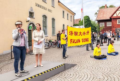 '圖1：維斯比（Visby）的活動中心廣場是舉辦各種集會的地方，學員們在這裏向過往民眾介紹法輪功，演示五套功法，講述發生在中國的迫害真相。'