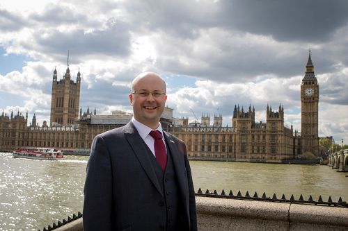 英國國會議員、蘇格蘭民族黨議員帕特裏克﹒格雷迪（Patrick Grady）在英國議會大廈前（網站圖片）