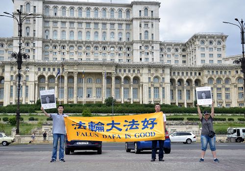 法輪功學員在國會對面抗議劉雲山到訪