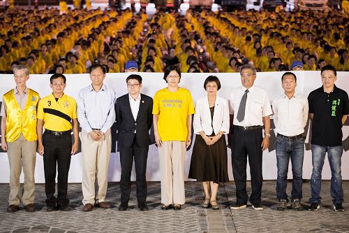 '圖2：台灣各界正義人士包括新竹市議員曾資程（左2）、台北市議員徐弘庭（左4）、李慶鋒（右2）、洪健益（右1）、嘉義縣議員蔡鼎三（右3）等人都到場聲援。'
