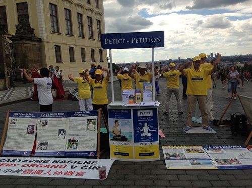'圖1～2：捷克法輪功學員在總統府前的廣場（Hradčanské náměstí）舉辦弘法講真相活動'