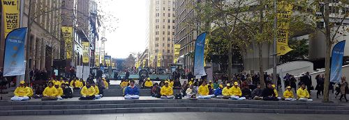 圖1：二零一七年七月十九日，在法輪功反迫害十八週年之際，悉尼各界民眾和眾多法輪功學員在金融和政界聚集地馬丁廣場（Martin Place）舉辦活動