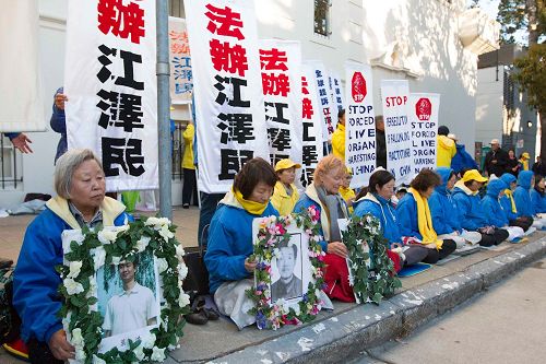 '圖10：韓女士手捧被中共迫害致死的兒子葉浩的遺照，抗議中共的迫害'