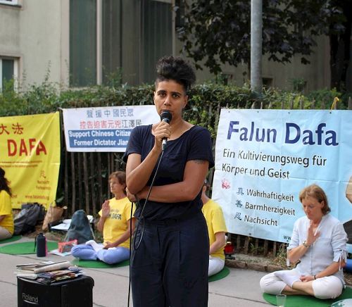 '圖4：奧地利維也納綠黨人權發言人 Faika El-Nagashi 來到活動現場，對法輪功學員表示支持。'