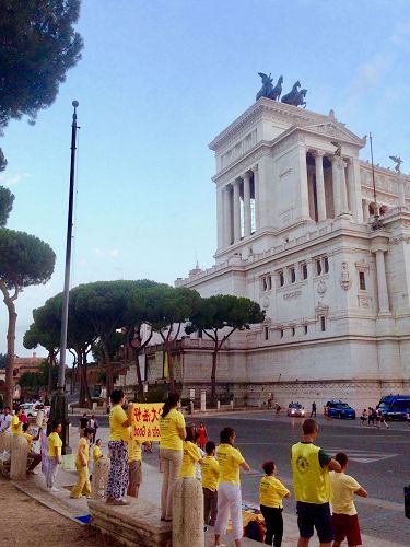 '圖1～2：意大利法輪功學員在威尼斯廣場舉辦七二零反迫害活動'