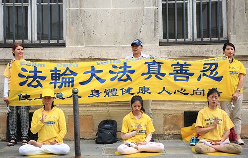 '圖1～3：二零一七年七月二十日下午，法輪功學員在巴黎中使館前集會，抗議中共對法輪功長達十八年的迫害'
