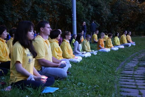 '圖8：燭光守夜悼念在中國被非法迫害致死的法輪功學員。'