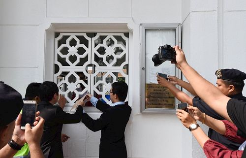 '圖12～13：法輪功學員代表到中共駐馬大使館遞交抗議信。'