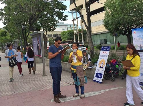 '圖12：法輪功學員在瓜達拉哈拉市查普爾特佩克大道上徵簽'