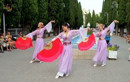 '圖3：法輪功學員在西梅伊茲鎮表演舞蹈'
