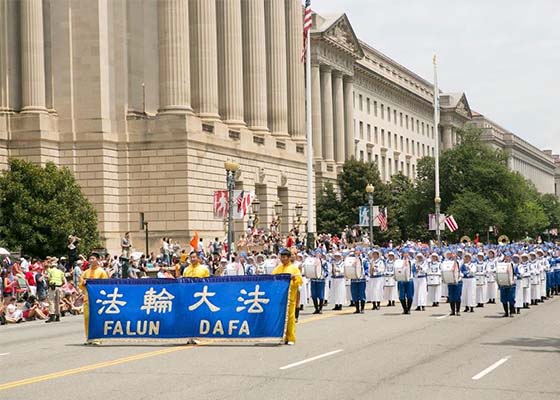 法輪功團體參加美國首都獨立日遊行