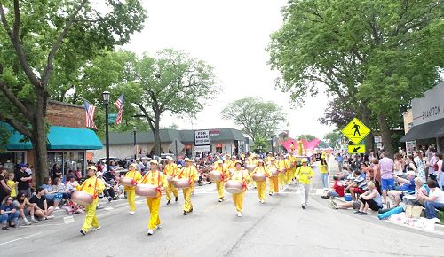 '圖1～7：芝加哥法輪功學員參加2017年7月4日的埃文斯頓美國獨立日大遊行'