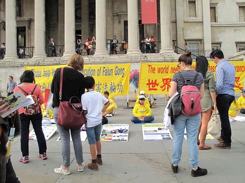 '圖7～9：在倫敦特拉法加廣場（Trafalgar Square），民眾駐足認真觀看集體煉功和真相展板'