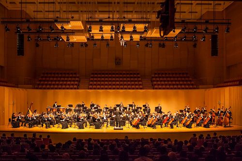 '圖9：神韻交響樂團於9月18日晚間，在韓國高陽Aram演唱會大廳舉行第二場的壓軸演出。'