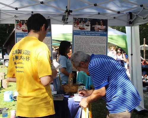 '圖1～3：民眾關注法輪功，並在「請幫助營救在中國受迫害的多倫多法輪功學員家屬」的徵簽表上簽名。'