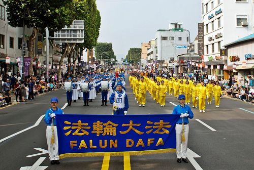 '圖1～2：法輪功團體在隸屬「正祖大王陵幸車」活動的「朝鮮百姓共同歡喜」活動中遊行。'