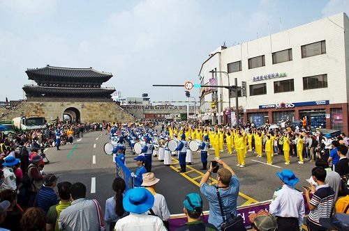 '圖3～4：法輪功團體在隸屬「正祖大王陵幸車」活動的「朝鮮百姓共同歡喜」活動中參加表演比賽，並獲優秀獎。'