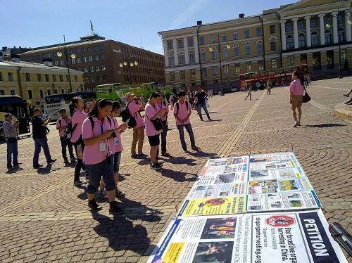 '圖1：議會廣場上，大陸學生了解真相，拍照橫幅'